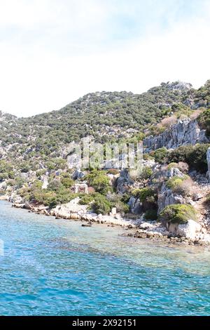 Alte versunkene Stadt mit felsiger Küste mit Bäumen Kekova, Türkei Stockfoto