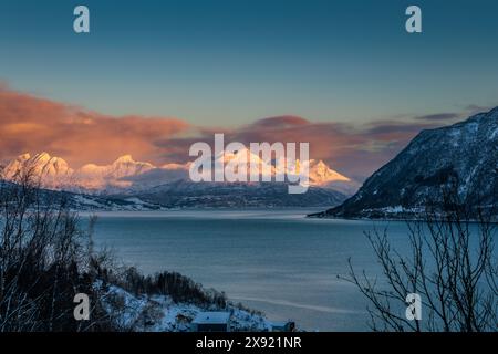 Das magische Licht des ausgehenden Polartages auf den verschneiten Hügeln der Lofoten im Norden Norwegens Stockfoto