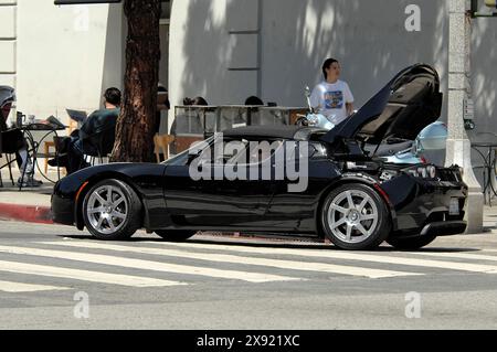 Santa Monica, Kalifornien, 05. April 2009.Dustin Hoffman präsentiert Push the Wrong Button für sein neues Tesla 100% Elektroauto. Stockfoto