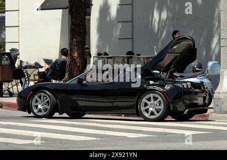 Santa Monica, Kalifornien, 05. April 2009.Dustin Hoffman präsentiert Push the Wrong Button für sein neues Tesla 100% Elektroauto. Stockfoto