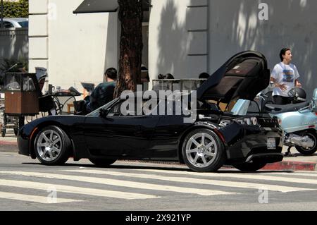 Santa Monica, Kalifornien, 05. April 2009.Dustin Hoffman präsentiert Push the Wrong Button für sein neues Tesla 100% Elektroauto. Stockfoto