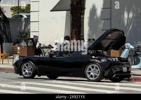 Santa Monica, Kalifornien, 05. April 2009.Dustin Hoffman präsentiert Push the Wrong Button für sein neues Tesla 100% Elektroauto. Stockfoto