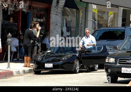 Santa Monica, Kalifornien, 05. April 2009.Dustin Hoffman präsentiert seinem Sohn Max und seiner Freundin mit einem Look wie Lily Allen seinen neuen Tesla 100% Electric c Stockfoto