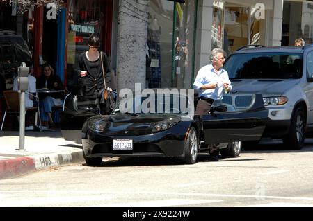 Santa Monica, Kalifornien, 05. April 2009.Dustin Hoffman präsentiert seinem Sohn Max und seiner Freundin mit einem Look wie Lily Allen seinen neuen Tesla 100% Electric c Stockfoto