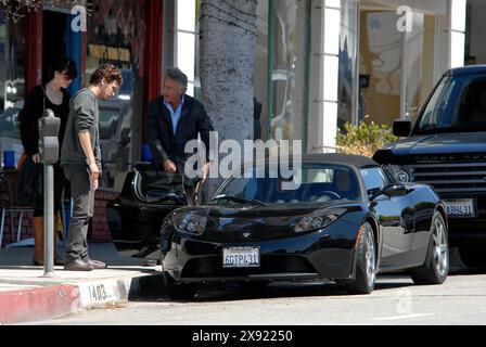 Santa Monica, Kalifornien, 05. April 2009.Dustin Hoffman präsentiert seinem Sohn Max und seiner Freundin mit einem Look wie Lily Allen seinen neuen Tesla 100% Electric c Stockfoto