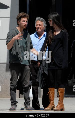 Santa Monica, Kalifornien, 05. April 2009.Dustin Hoffman präsentiert seinem Sohn Max und seiner Freundin mit einem Look wie Lily Allen seinen neuen Tesla 100% Electric c Stockfoto