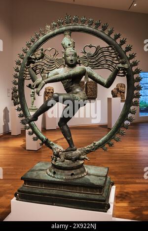 Niederlande, Amsterdam - 10. April 2024: Bronzestatue von Shiva Nataraja aus dem 12. Jahrhundert, Indien. Im Rijksmuseum Stockfoto