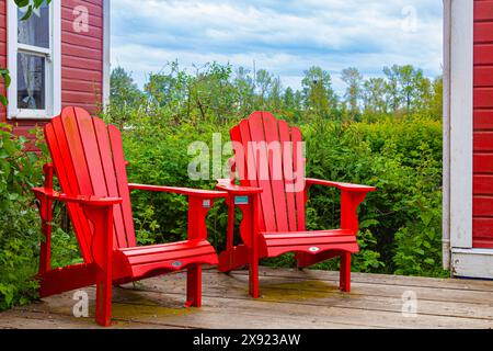 Zwei rote Stühle am Standort Britannia Shipyard in Steveston, British Columbia Stockfoto