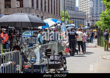 New York, Vereinigte Staaten . Mai 2024. Medien vor dem Manhattan Criminal Court als ehemaliger US-Präsident und republikanischer Präsidentschaftskandidat Donald Trump am 28. Mai 2024 in New York City wegen angeblicher Vertuschung von Schattengeldzahlungen an seinem Strafprozess teilnimmt. Trump kam am Dienstag, weil er die Argumente in seinem New Yorker Geheimgeldprozess vor der Jury abschloss, um zu entscheiden, ob er zum ersten strafrechtlich verurteilten ehemaligen Präsidenten und aktuellen Weißen Haus in der Geschichte werden sollte. Quelle: Brazil Photo Press/Alamy Live News Stockfoto