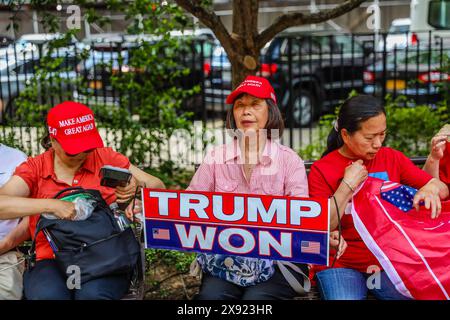 New York, Vereinigte Staaten . Mai 2024. Trump-Anhänger versammeln sich vor dem Strafgerichtshof von Manhattan, als der ehemalige US-Präsident und republikanische Präsidentschaftskandidat Donald Trump am 28. Mai 2024 in New York City wegen angeblicher Vertuschung von Schattengeldzahlungen an seinem Strafprozess teilnimmt. Trump kam am Dienstag, weil er die Argumente in seinem New Yorker Geheimgeldprozess vor der Jury abschloss, um zu entscheiden, ob er zum ersten strafrechtlich verurteilten ehemaligen Präsidenten und aktuellen Weißen Haus in der Geschichte werden sollte. Quelle: Brazil Photo Press/Alamy Live News Stockfoto