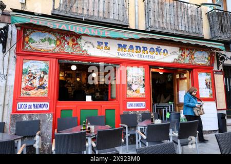 Madrid, Spanien - 8. April 2024: Typische Taverne mit gekachelter Fassade in der Altstadt von Madrid Stockfoto