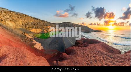 El Golfo, Lanzarote: Eine atemberaubende grüne Lagune in einem vulkanischen Krater. Stockfoto