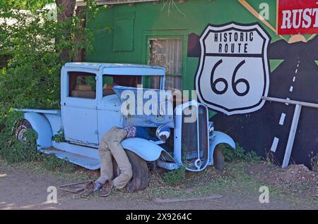 1932 Ford Model B Pickup und Dummy Mechaniker, Route 66, Seligman, Arizona, USA Stockfoto