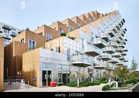 Niederlande, Amsterdam - 06. April 2024: Modernes Wohngebäude im Stadtteil Ijburg, entworfen von Bjarke Ingels Group, BIG Stockfoto