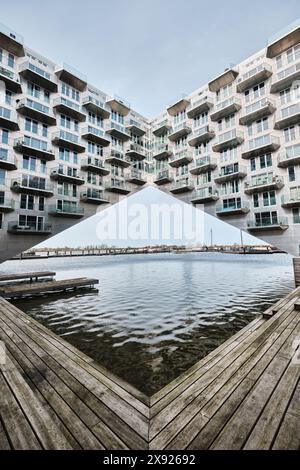Niederlande, Amsterdam - 06. April 2024: Modernes Wohngebäude im Stadtteil Ijburg, entworfen von Bjarke Ingels Group, BIG Stockfoto