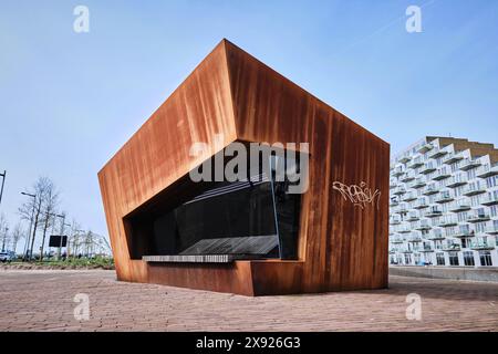 Niederlande, Amsterdam - 06. April 2024: Sluishuis modernes Wohngebäude und Corten-Stahl-Kiosk in Ijburg, entworfen von Bjarke Ingels Stockfoto