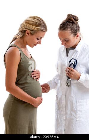 Frauen, die während einer Konsultation von Angesicht zu Angesicht auf weißem Hintergrund stehen. Dialog einer schwangeren Frau mit ihrem Arzt. 016644 039 Stockfoto