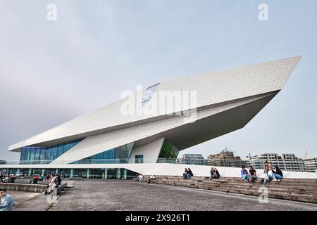 Niederlande, Amsterdam - 6. April 2024: Die futuristische Bauform des Eye Film Museum am Nordufer des Hafens Het Stockfoto