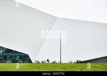 Niederlande, Amsterdam - 6. April 2024: Die futuristische Bauform des Eye Film Museum am Nordufer des Hafens Het Stockfoto