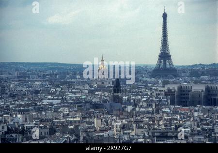 Archivfoto aus den 1990er Jahren des Eiffelturms, des Invalidenturms und der Dächer von Paris vom Südturm Notre Dame aus gesehen. Stockfoto