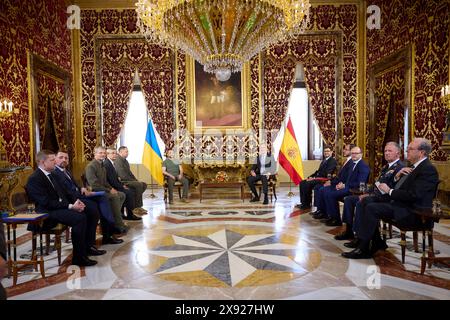 Madrid, Spanien. Mai 2024. Der ukrainische Präsident Wolodymyr Zelenskyj verließ vor einem bilateralen Treffen mit König Felipe VI. Von Spanien im Königspalast am 27. Mai 2024 in Madrid, Spanien. Spanien erklärte sich bereit, im Rahmen des neuen bilateralen Sicherheitsabkommens mehr als eine Milliarde Dollar an Militärhilfe bereitzustellen. Quelle: Pool Photo/Ukrainische Präsidentenpresse/Alamy Live News Stockfoto