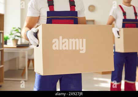 Nahaufnahme von Movers Händen, die Kartonschachteln halten Stockfoto