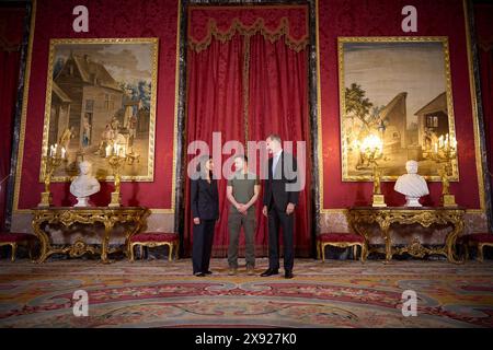 Madrid, Spanien. Mai 2024. Ukrainischer Präsident Wolodymyr Zelenskyj, Zentrum, spricht mit König Felipe VI. Und Königin Letizia von Spanien am 27. Mai 2024 im Königspalast in Madrid. Spanien erklärte sich bereit, im Rahmen des neuen bilateralen Sicherheitsabkommens mehr als eine Milliarde Dollar an Militärhilfe bereitzustellen. Quelle: Pool Photo/Ukrainische Präsidentenpresse/Alamy Live News Stockfoto