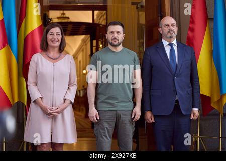 Madrid, Spanien. Mai 2024. Der ukrainische Präsident Wolodymyr Zelenskyj, Mitte, posiert mit der spanischen Kongresspräsidentin Francina Armengol, links, und dem spanischen Senatspräsidenten Pedro Rollan, rechts, bei der Ankunft beim Abgeordnetenkongress am 27. Mai 2024 in Madrid. Spanien erklärte sich bereit, im Rahmen des neuen bilateralen Sicherheitsabkommens mehr als eine Milliarde Dollar an Militärhilfe bereitzustellen. Quelle: Pool Photo/Ukrainische Präsidentenpresse/Alamy Live News Stockfoto