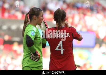 Mary Earps und Maya Le Tissier Finale des Adobe FA Women's Cup, Manchester United Women gegen Tottenham Hotspur Women Wembley Stadium London UK 12. Mai 2024 Stockfoto