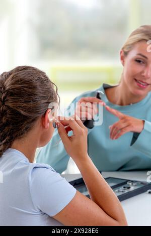 Frau vor dem Hörgerätetest. Hörprobleme bei einer jungen Frau 016644 052 Stockfoto