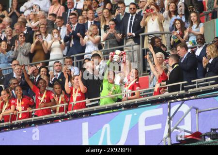 Mary Earps und Ella Toone Lift Cup Adobe FA Women's Cup Finale, Manchester United Women gegen Tottenham Hotspur Women Wembley Stadium London UK 12. Mai 2024 Stockfoto