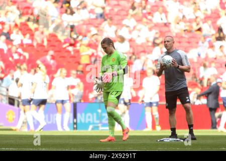 Mary Earps mit Torhütertrainer Adobe FA Women's Cup Finale, Manchester United Women gegen Tottenham Hotspur Women Wembley Stadium London UK 12. Mai 2024 Stockfoto