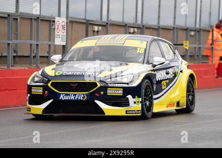 Daryl Deleon 18 Unlimited Motorsport verlässt die Boxenrunde 1 Donington Park 2024 während der British Touring Car Championship im Donington Park, Derby Stockfoto