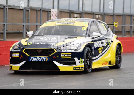 Daryl Deleon 18 Unlimited Motorsport verlässt die Boxenrunde 1 Donington Park 2024 während der British Touring Car Championship im Donington Park, Derby, Stockfoto