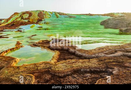 Farbenfrohe grüne vulkanische Seeterrassen und gelbe Schwefelmineralien, Wüste Danakil Depression, Region Afar, Äthiopien Stockfoto