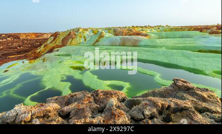 Farbenfrohe grüne vulkanische Seeterrassen und gelbe Schwefelmineralien, Wüste Danakil Depression, Region Afar, Äthiopien Stockfoto