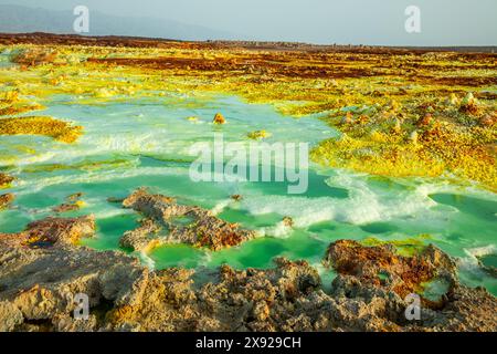 Farbenfrohe vulkanische Landschaft mit giftigen Seen und Schwefelmineralien, Danakil Depression Wüste, Afar Region, Äthiopien Stockfoto