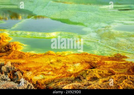 Farbenfrohe vulkanische Landschaft mit giftigen Seen und Schwefelmineralien, Danakil Depression Wüste, Afar Region, Äthiopien Stockfoto