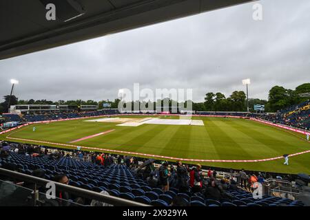 Cardiff, Großbritannien. Mai 2024. Eine allgemeine Ansicht des Sophia Gardens Cricket Ground mit den Regenbedeckungen vor dem Spiel der Vitality T20 International Series England gegen Pakistan auf dem Sophia Gardens Cricket Ground, Cardiff, Vereinigtes Königreich, 28. Mai 2024 (Foto: Craig Thomas/News Images) in Cardiff, Vereinigtes Königreich am 28. Mai 2024. (Foto: Craig Thomas/News Images/SIPA USA) Credit: SIPA USA/Alamy Live News Stockfoto