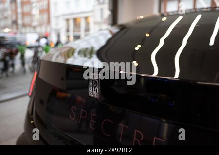 Teil der britischen schwarzen Luxuslimousine Rolls-Royce Phantom VIII mit Logo, Werbeschild, hergestellter Automobilhersteller Rolls-Royce Motor Cars Stockfoto