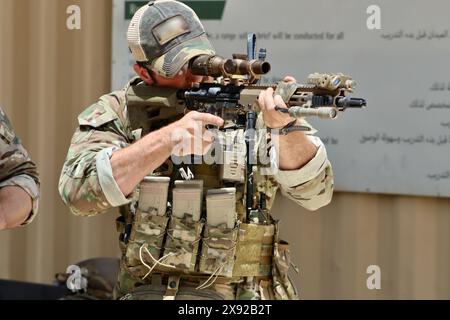 11. Mai 2024 - Amman, Jordanien - Ein Green Beret mit 5. Special Forces Group (Airborne) Visier in seinem M-4 Karabingewehr während Eager Lion 24 im King Abdullah II Operations Training Center in der Nähe von Amman, Jordanien, 11. Mai 2024. Eager Lion 24 ist eine multilaterale Übung mit 33 teilnehmenden Nationen, die vom Haschemitischen Königreich Jordanien veranstaltet wird. Ziel ist es, militärisches Fachwissen auszutauschen und die Interoperabilität zwischen den Partnerländern zu verbessern. Jordan ist einer der stärksten und zuverlässigsten US-Zentralkommandos Stockfoto