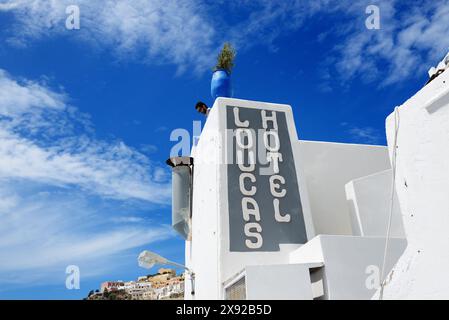 FIRA, GRIECHENLAND - 17. MAI: Das Hotel Loucas Gebäude und Touristen befindet sich am 17. Mai 2014 auf der Terrasse in Fira, Griechenland. Es werden bis zu 16 Millionen Touristen erwartet Stockfoto