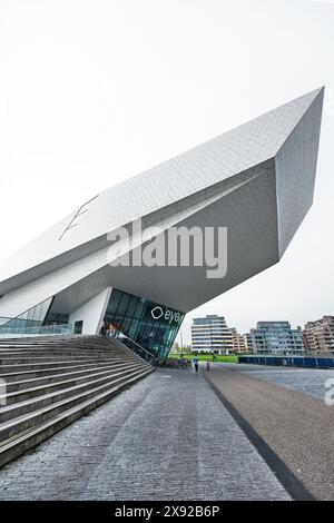 Niederlande, Amsterdam - 6. April 2024: Die futuristische Bauform des Eye Film Museum am Nordufer des Hafens Het Stockfoto