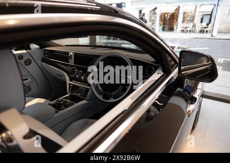Lenkrad, Innenraum britische Luxuslimousine Rolls-Royce Phantom VIII mit Allradlenkung, hergestellt Rolls-Royce Motor Cars Automobile mA Stockfoto