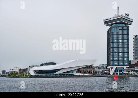 Niederlande, Amsterdam - 6. April 2024: Die futuristische Bauform des Eye Film Museum am Nordufer des Hafens Het Stockfoto