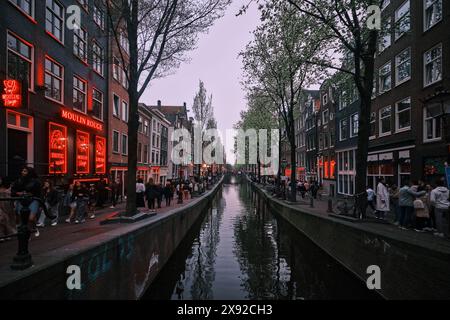 Niederlande, Amsterdam - 10. April 2024: Nächtlicher Blick auf das Rotlichtviertel Stockfoto