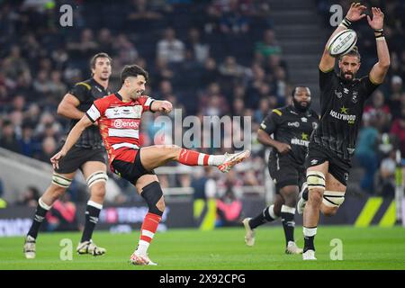 Adam Hastings (10) während des European Rugby Challenge Cup, dem letzten Rugby union Spiel zwischen Gloucester Rugby und Hollywoodbets Sharks am 24. Mai 2024 im Tottenham Hotspur Stadium in London Stockfoto