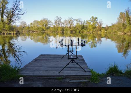 Karpfenfischen am See Savica. Angelruten am Seeufer. Stockfoto