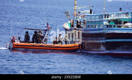 Arabisches Meer. April 2024. US Coast Guardsmen des Schnellreaktionsschneiders USCGC Clarence Sutphin Jr. (WPC 1147) besteigen ein Schiff, das verdächtigt wird, während der Operation Crimson Barracuda im Arabischen Meer illegale Drogen geschmuggelt zu haben. Clarence Sutphin Jr. arbeitete unter der Combined Task Force 150, einer von fünf Task Forces unter Combined Maritime Forces, der größten multinationalen Seefahrtspartnerschaft der Welt. CTF 150 konzentriert sich auf Maßnahmen zur Gefahrenabwehr im Seeverkehr außerhalb des Arabischen Golfs. Crimson Barracuda widerspricht terroristischen und kriminellen Organisationen die Verwendung der hohen S Stockfoto