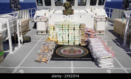 Arabisches Meer. April 2024. Taschen mit illegalen Betäubungsmitteln, die von einem Schiff beschlagnahmt wurden, stapeln sich auf Deck des Schnellreaktionsschneiders USCGC Clarence Sutphin Jr. (WPC 1147) im Arabischen Meer. Clarence Sutphin Jr. arbeitete unter der Combined Task Force 150, einer von fünf Task Forces unter Combined Maritime Forces, der größten multinationalen Seefahrtspartnerschaft der Welt. CTF 150 konzentriert sich auf Maßnahmen zur Gefahrenabwehr im Seeverkehr außerhalb des Arabischen Golfs. Crimson Barracuda bekämpft die Nutzung der Hochsee durch Terroristen und kriminelle Organisationen, um Drogen, Waffen, Stockfoto